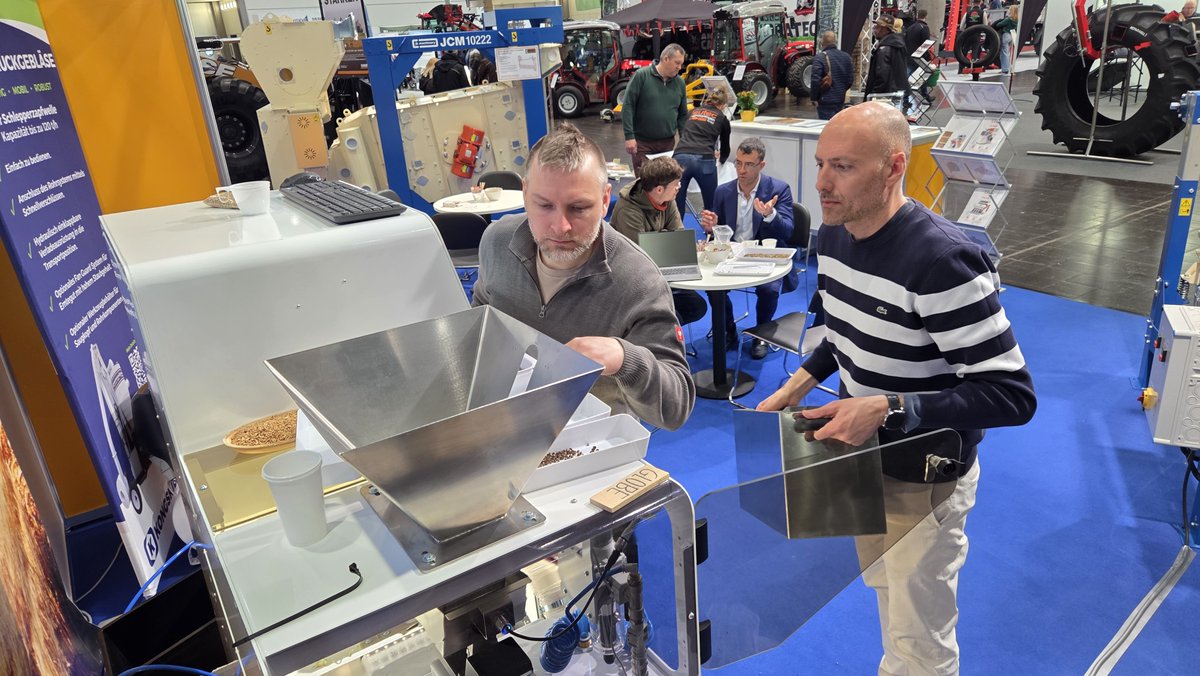 eutecgroup's tweet photo. Tag 2 der agra 2026 in Leipzig: Reinigung &amp; Sortierung live erleben!

VibroCompact JCC &amp; GLOBE in Aktion.

JHI 05.2 PRO, VibroMAX JCM 10222.C1P2A3 &amp; JTE.L 2014 vor Ort.

📍 Halle 2 | Stand E38

#agra2026 #eutecgroup #jkmachinery #ElicaASM #Landtechnik #Maschinenbau #Leipzig https://t.co/Pcu7nkJwez