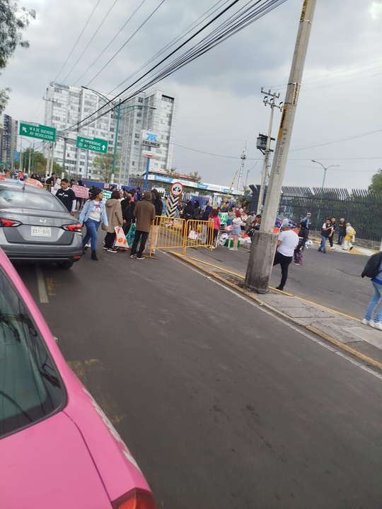 AztecaNoticias's tweet image. #AlertaVial | Estudiantes de la Facultad de Trabajo Social de la #UNAM bloquean avenida de los Insurgentes, dirección norte, en CU. 

Exigen comedores comunitarios.