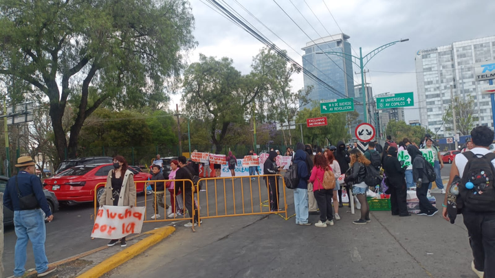 AztecaNoticias's tweet image. #AlertaVial | Estudiantes de la Facultad de Trabajo Social de la #UNAM bloquean avenida de los Insurgentes, dirección norte, en CU. 

Exigen comedores comunitarios.