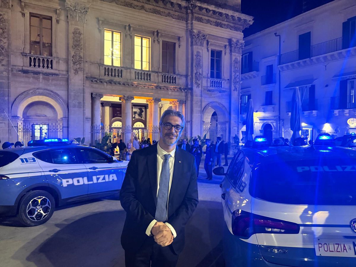 sindaco33's tweet photo. 📍 Questa sera a Noto per l’anniversario della Polizia di Stato.

174 anni di impegno, coraggio e servizio al Paese.
Grazie alle donne e agli uomini in divisa per il lavoro quotidiano a tutela della sicurezza e della legalità.

🇮🇹 https://t.co/4iPr6kzB7c