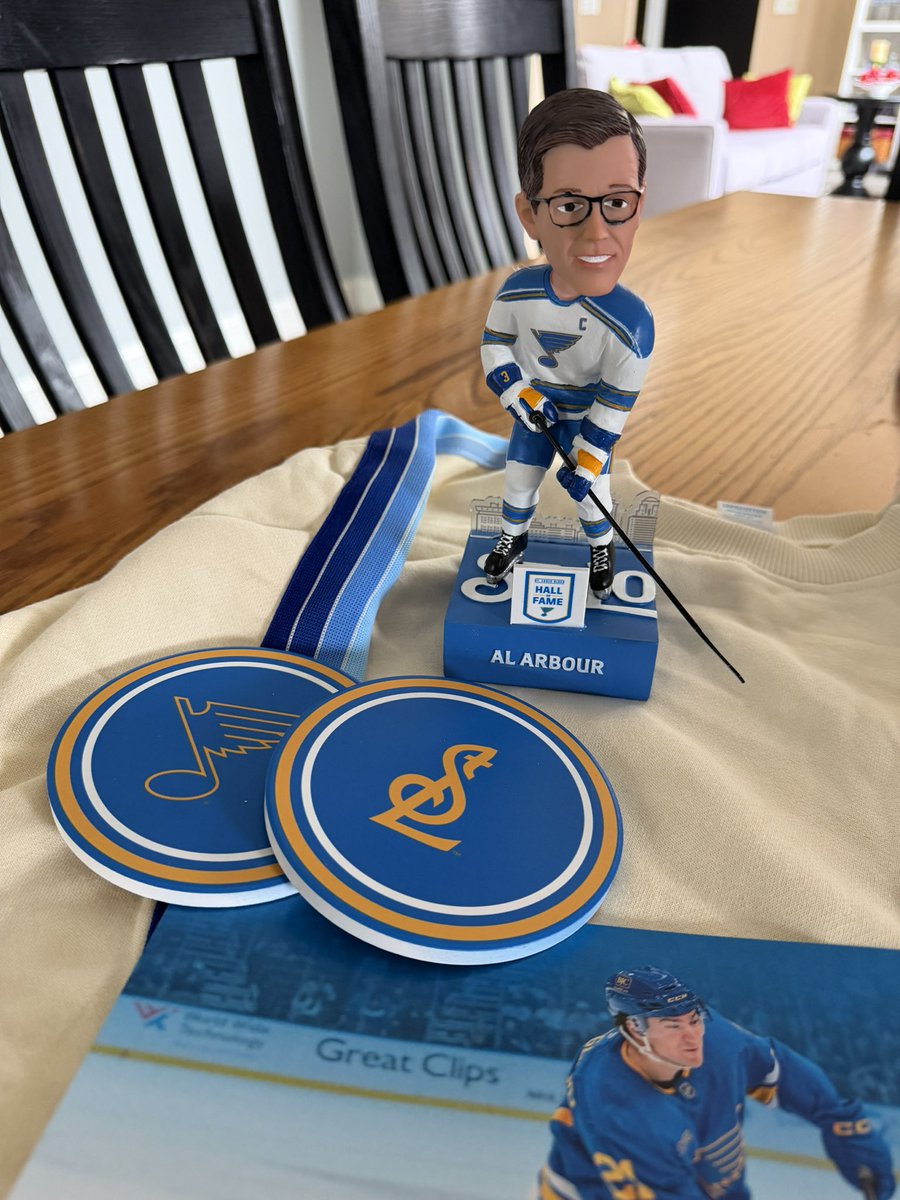 KaranEsch's tweet photo. Thanks for the Quarter Note Box, @StLouisBlues Itβs a fun one! #quarternoteclub https://t.co/92607MjMwM