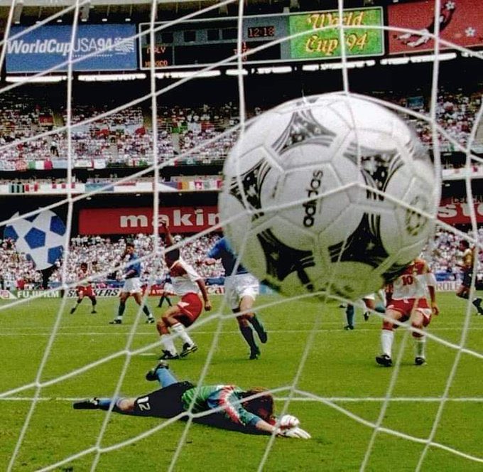 ELFrancoDeLFuT's tweet photo. En 1994, los goles de México calificaban como timbres de recreo.
Este cañonazo de Marcelino Bernal, contra Italia, funcionó de campana para que los niños fuéramos libres y saliéramos corriendo al patio a festejarlo… 
Hay muchos lugares para ser feliz. Solo uno supera a un estadio: tu salón de
clases viendo el Mundial con tus amigos…