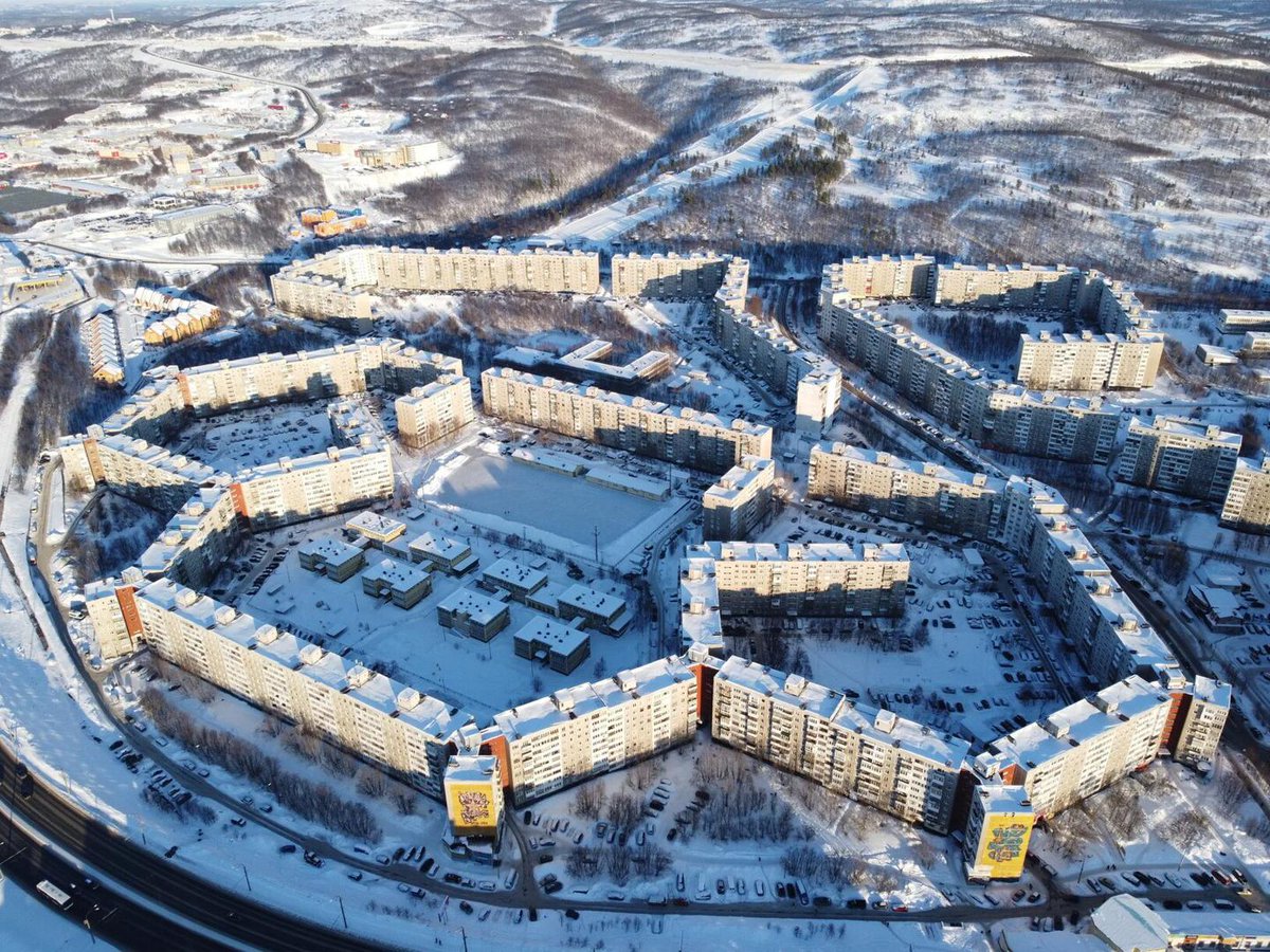 В Мурманске есть самый длинный дом в Росси.
Его длинна 1488 метров🙄