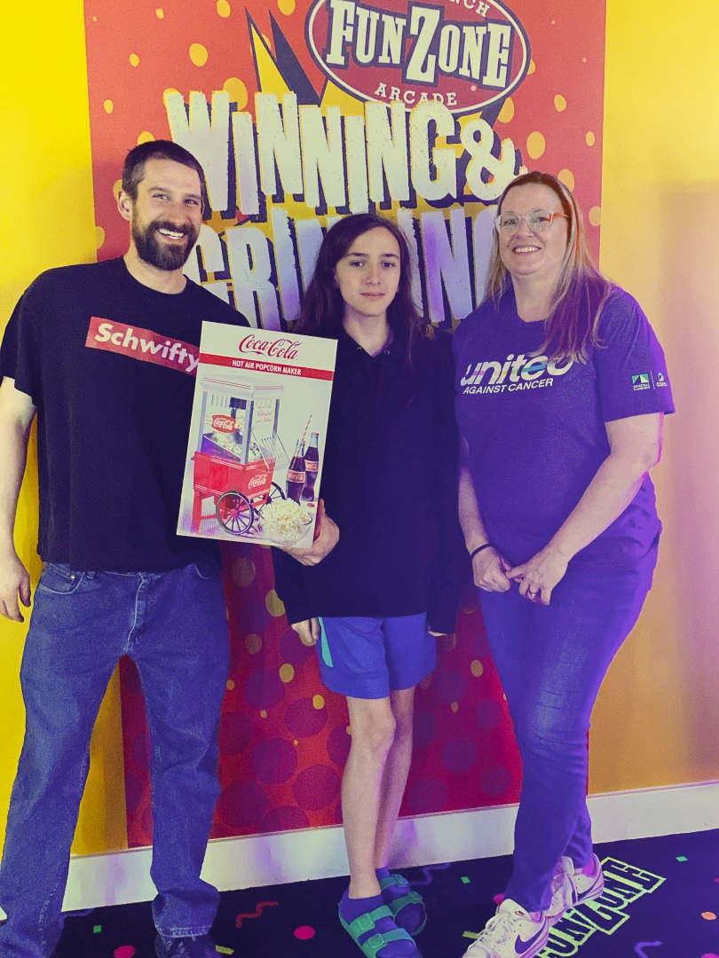CottlevillePR's tweet image. That’s a win worth celebrating! 🍿 This family saved up their tickets &amp;amp; turned them into a popcorn machine for movie nights at home. Start stacking those tickets &amp;amp; see what awesome prize you can bring home!  #FunZone #FunZoneFriday #pizza #buffet #chicken #dessert #arcade #prizes