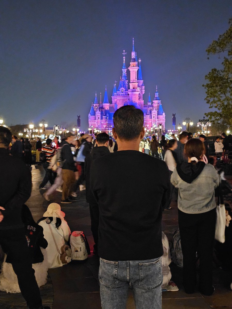 FaiziJee98's tweet image. کچھ بھی نہیں ہے، آگے تمہارے۔۔
اس گانے کا اصل مطلب چائنہ پہنچ کر سمجھ آیا مجھے۔۔😋
#NewProfilePicture
#DisneyLand
#GreatWallOfChina