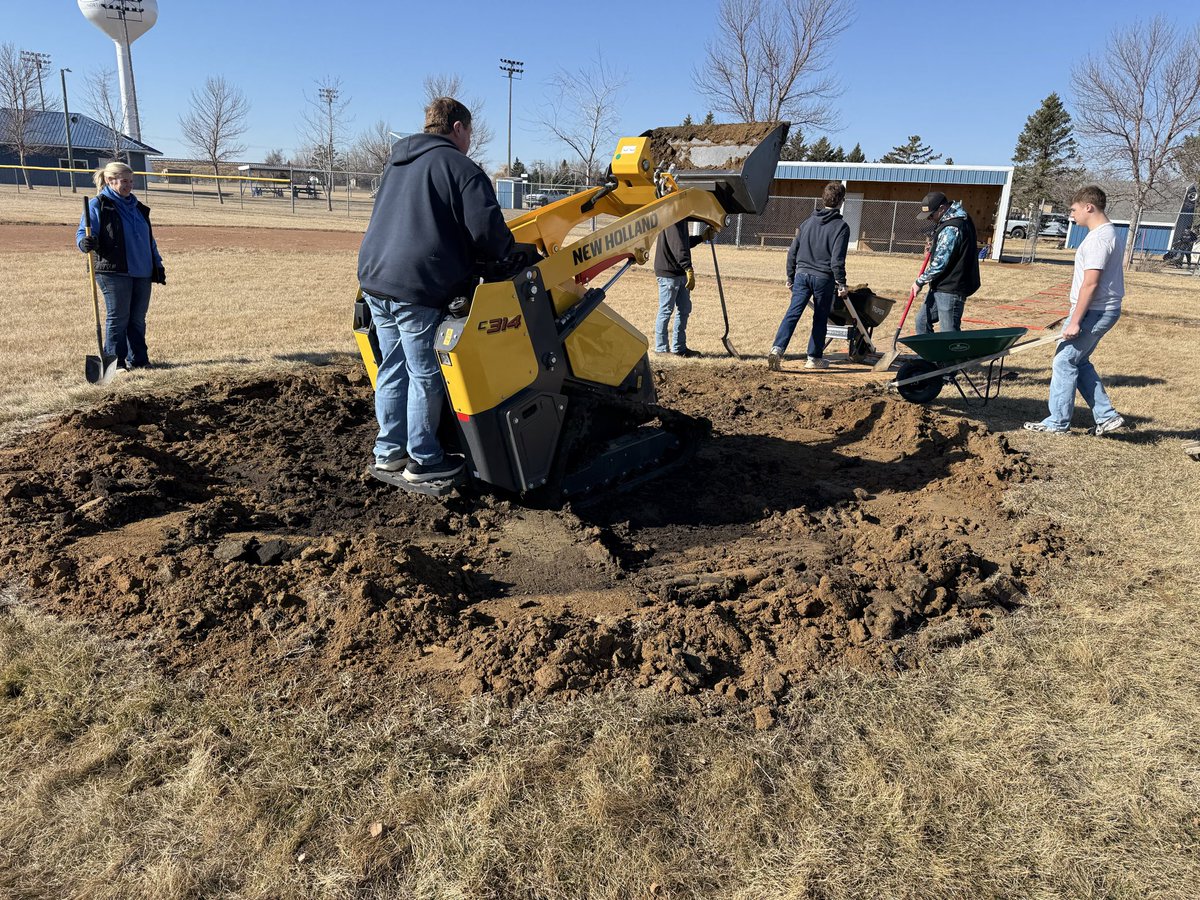 BMack8393's tweet photo. Haven’t posted in a minute. But this one needs a share. Completed one last project near and dear to me. Lots of help from players and parents. This was a group project!! BIG shout out to T&amp;M Hughes for the equipment and help. Turf Mound installed this morning!!!!!￼￼😁😁😁 https://t.co/y44AzfQFp2