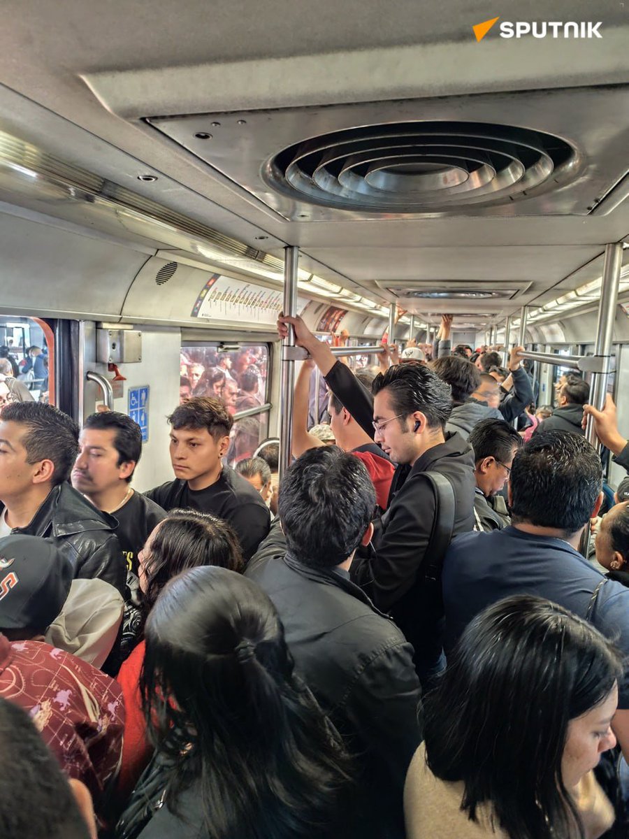 SputnikMundo's tweet photo. 🇲🇽🚇 Inicia paro escalonado en el Metro de la Ciudad de México y afecta a miles de usuarios

⚠️ Un cese parcial en las actividades del transporte público local comenzó este 10 de abril, donde los empleados sindicalizados se ausentaron de sus puestos de trabajo, ello para protestar por la falta de respuesta del Gobierno capitalino a sus demandas, donde se incluyen mejoras laborales y mayor presupuesto para el servicio.

🚧 Sin embargo, la acción provocó fallas en la operación del Metro en gran parte de sus rutas, reduciendo la cantidad de trenes en circulación.

👷 Integrantes del Sindicato Nacional de Trabajadores del Sistema de Transporte Colectivo señalaron que el personal dejó de realizar horas extras y no laboró en áreas técnicas y operativas, principalmente en las líneas 1, 2, 3, 7, 8, 9 y B, que recorren gran parte de la Ciudad de México. Esta situación ha impedido cubrir los relevos de turno, lo que impacta directamente en la frecuencia del servicio.

⏰ Mientras tanto, usuarios reportaron largas filas y tiempos de espera de hasta una hora para trayectos cortos, especialmente en la Línea 3, que va de la estación Indios Verdes (norte de la capital mexicana) a Universidad (sur).