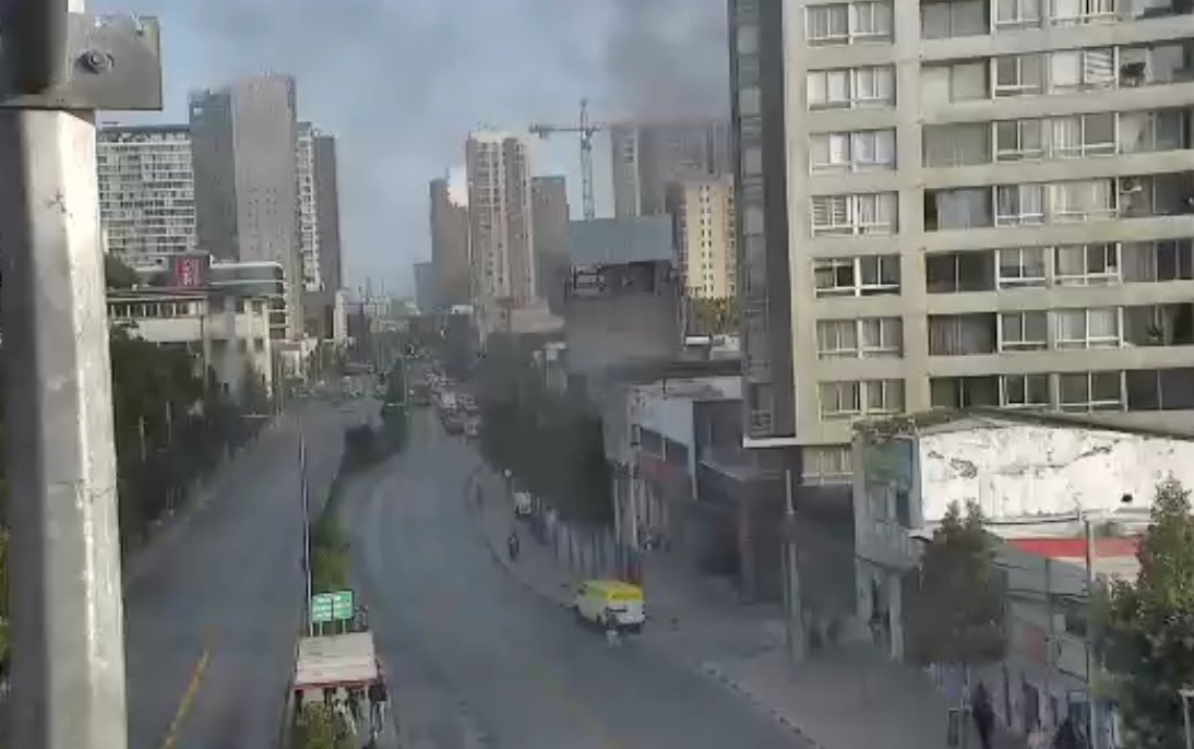 TTISantiago's tweet image. Ahora (17:12) restricción de pistas en Echeverría al poniente, pasado Av. Independencia, debido a procedimiento de bomberos por emanación de humo desde piso 10 de edificio de departamentos. Precaución #Independencia