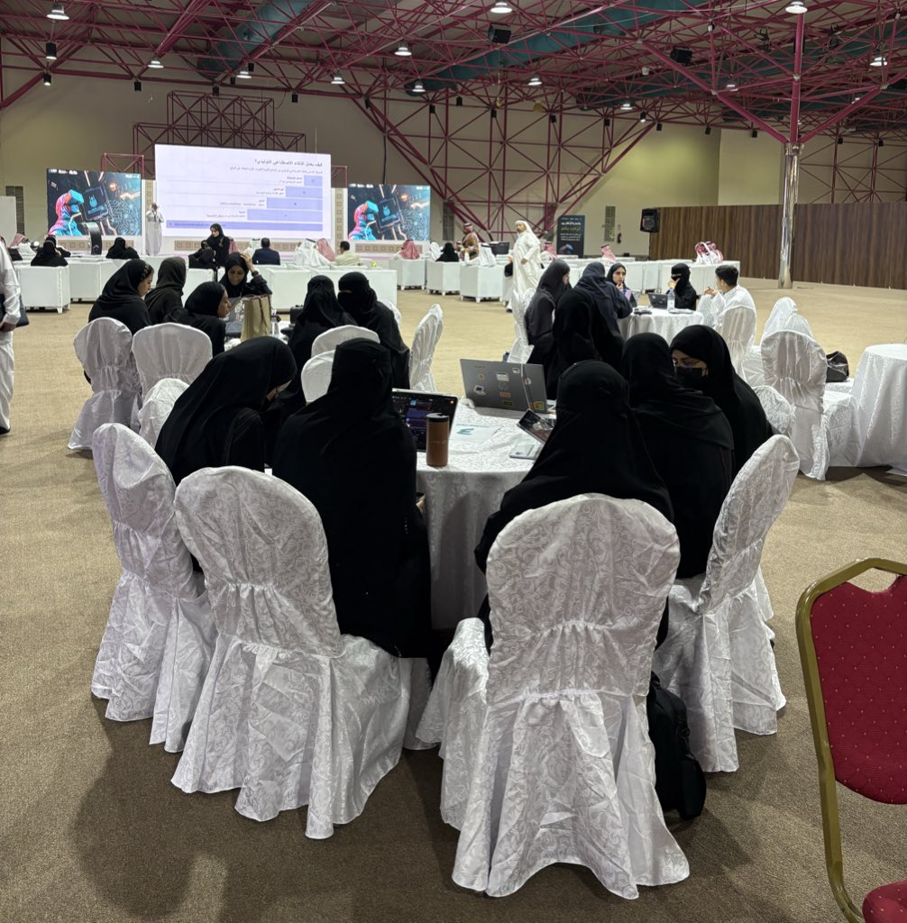 AhadAljurf's tweet image. تشرفت برئاسة اللجنة التنفيذية لمسابقة الذكاء الاصطناعي في التعليم 2026،والتي استضافتها جامعة أم القرى بالشراكة مع جامعة هونج كونج للتعليم.
تأتي تزامنا مع عام الذكاء الاصطناعي بمشاركة 62 فريقا من الجامعات السعودية والخليجية،مما يعكس الاهتمام بتوظيف تقنيات AI في التعليم.