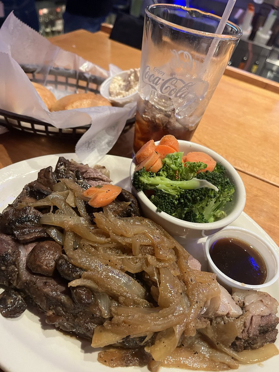 raowl7's tweet photo. 華金はステーキとコーラで決まり、というかキメる

#米国株球団 も連勝中
3番指名打者のエヌビディア君 $NVDA がマルチ安打(3%近くのアゲ)でヨキ👍

#桜花賞🌸と #日曜劇場GIFT をいい気分で楽しめそうです

みなさまも、良い週末を。 https://t.co/HpY8iwD3wU