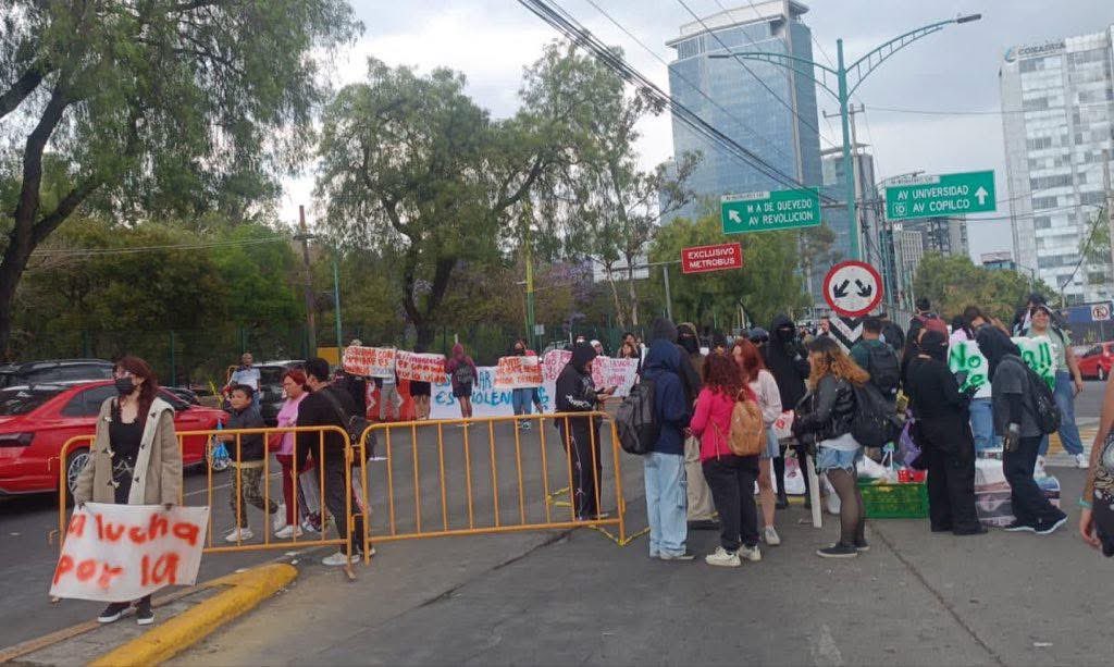 Wendymg10's tweet image. 🎓

Estudiantes de la Universidad Nacional Autónoma de México cerraron Insurgentes Sur y Joaquín Gallo en señal de protesta.

📣 Su exigencia: comedores comunitarios para todos.

🚗💨 Evita la zona y busca rutas alternas.

 #UNAM 
#Insurgentes