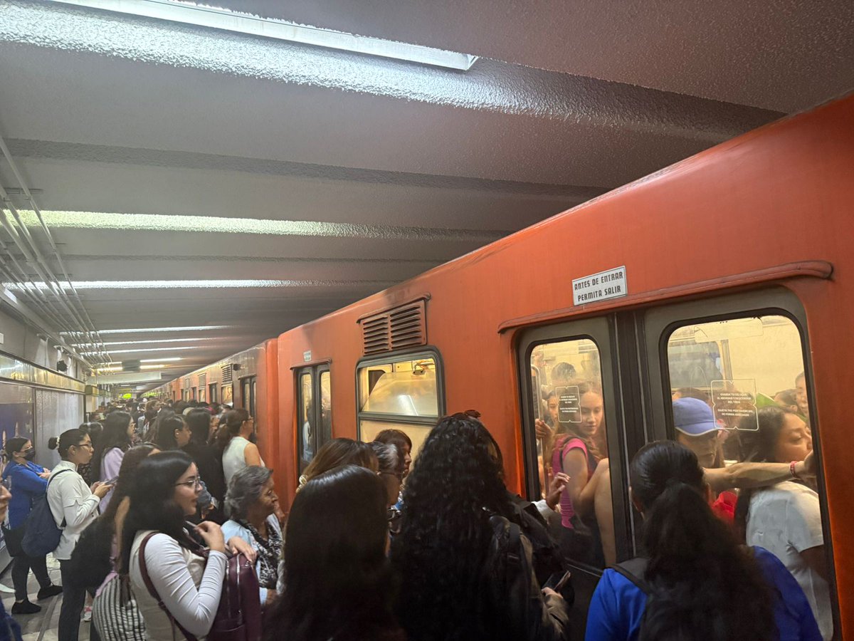 El_Universal_Mx's tweet image. Caos en el Metro 💥🚇

😱Largas filas, alta afluencia de usuarios, empujones entre pasajeros y esperas de más 30 minutos azotan al Sistema de Transporte Colectivo Metro de la CDMX

💥 Esto a causa de que integrantes del sindicato, derivado que aún no hay acuerdos con el gobierno