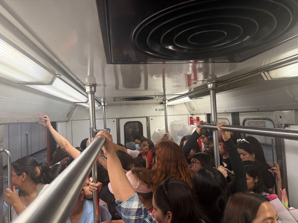 El_Universal_Mx's tweet image. Caos en el Metro 💥🚇

😱Largas filas, alta afluencia de usuarios, empujones entre pasajeros y esperas de más 30 minutos azotan al Sistema de Transporte Colectivo Metro de la CDMX

💥 Esto a causa de que integrantes del sindicato, derivado que aún no hay acuerdos con el gobierno