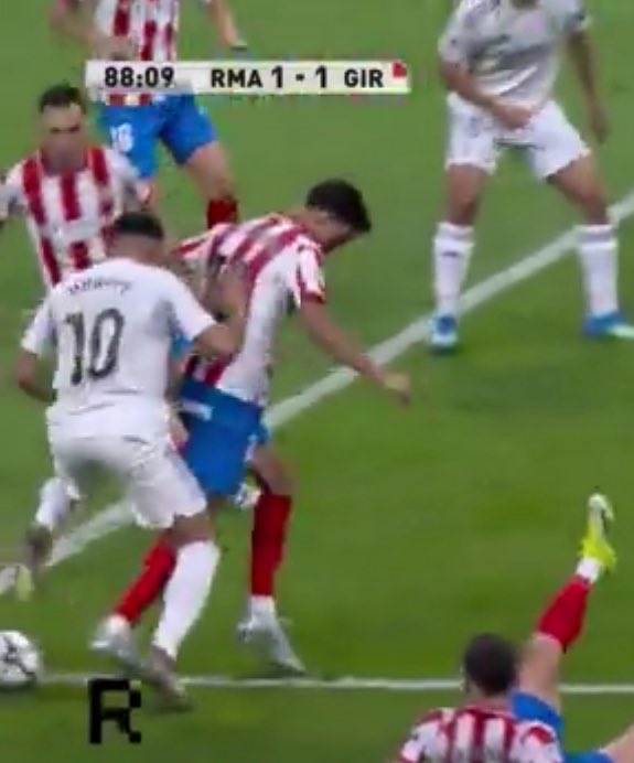 RmaDonyFC's tweet photo. Same incident, roles reversed :

Foul + Yellow                                        No Foul 
for Mbappe                                            No card https://t.co/qwbG1hYGtC