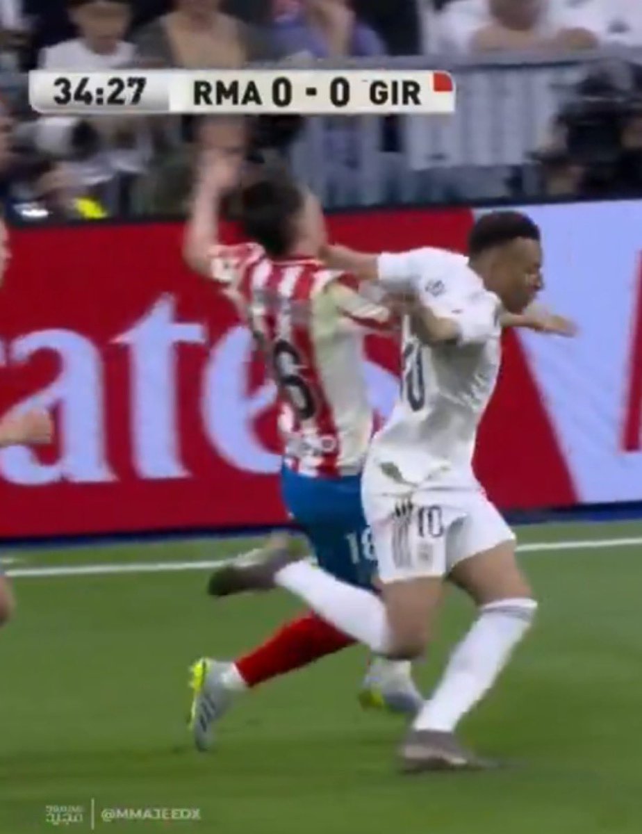 RmaDonyFC's tweet photo. Same incident, roles reversed :

Foul + Yellow                                        No Foul 
for Mbappe                                            No card https://t.co/qwbG1hYGtC