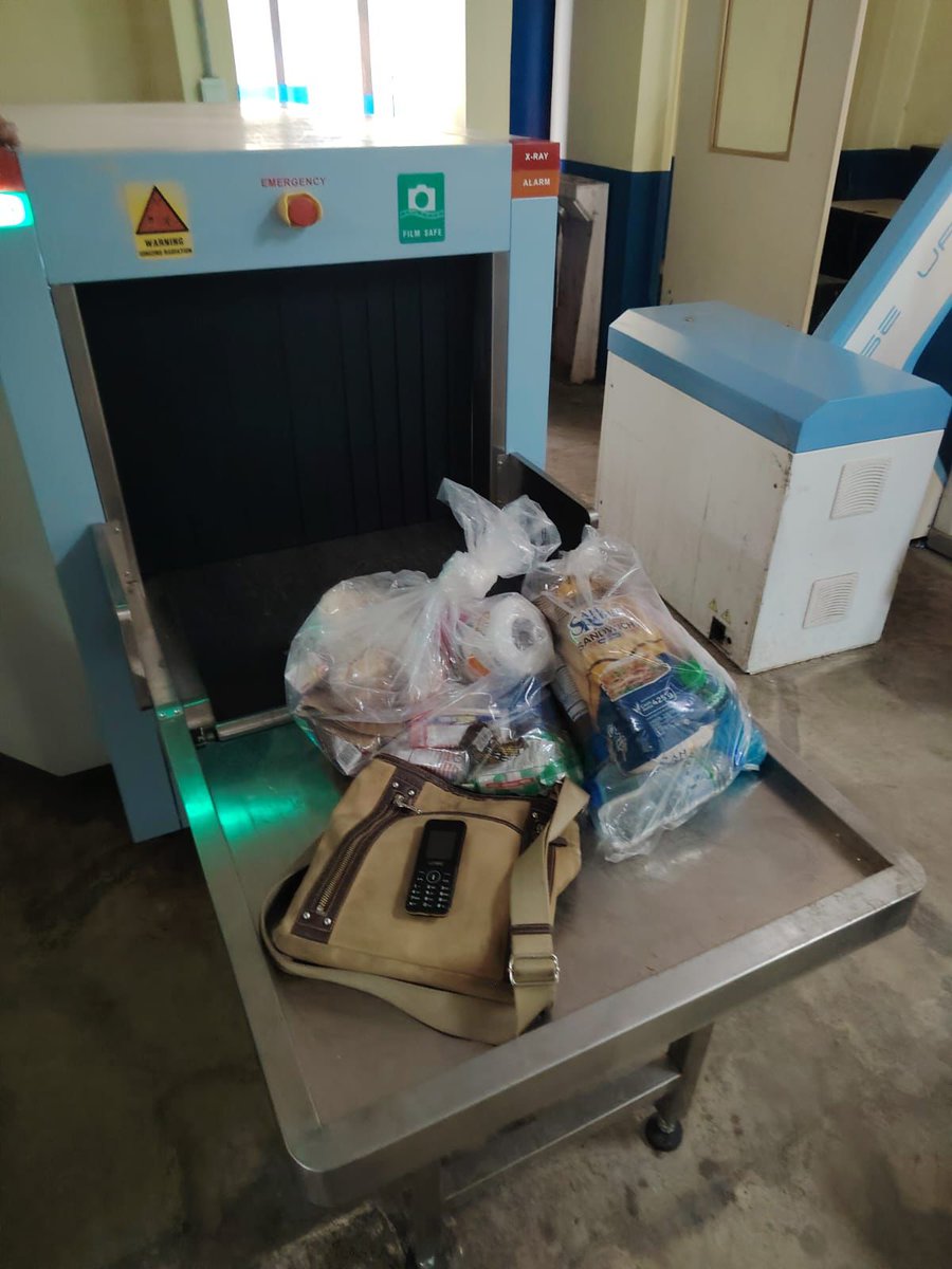 _SPGuatemala's tweet photo. ✋🏽 #ControlYOrden Esta mañana el scanner de encomiendas en el Centro Preventivo Z18 detectó un teléfono que una visitante intentaba ingresar. ¡Fue consignada! Cuando los protocolos de seguridad se aplican, los ilícitos se quedan afuera. Seguimos reforzando los controles. 💪 https://t.co/0i2BtUD2vw