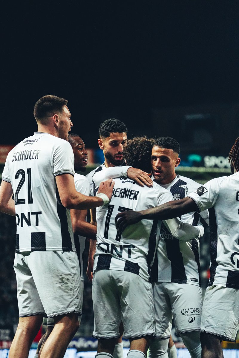 SportCharleroi's tweet photo. Soudé ! ⛓️👊
#CHAANT #NapoleonScore ⚫️⚪️ https://t.co/mHYrEhFQ8z