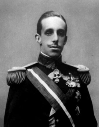 URDailyHistory's tweet image. 14 April 1931: King Alfonso XIII flees #Spain and goes into exile in #Rome as the Second Spanish Republic is proclaimed following decisive municipal election results that signaled overwhelming support for #republican rule. Although he never formally abdicated, his departure