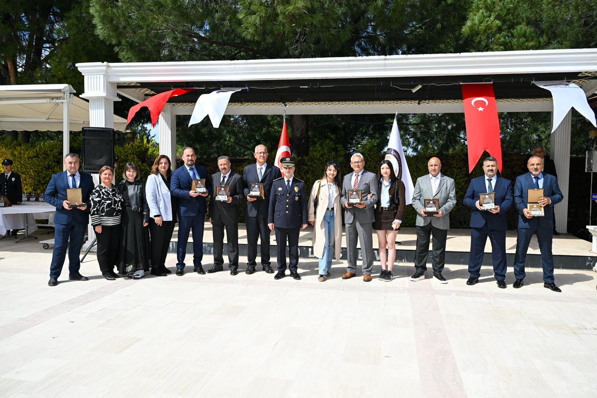 Türk Polis Teşkilatımızın 181. kuruluş yıl dönümü etkinlikleri kapsamında, 2026 yılında emekli olan polis memurlarımız için Polisevi’nde anlamlı bir buluşma gerçekleştirildi.

Meslek hayatları boyunca göstermiş oldukları özverili hizmetlerden dolayı emekli personelimize teşekkür