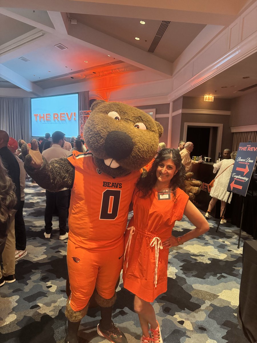 BSusannaMeeks's tweet photo. 🧡🦫About last night! The REV for Beaver football! 🏈 Very excited for the players to have such a fired up coaching staff. Coach Shep is an insanely motivated human! Enjoyed his talk, meeting coaches &amp; players and talking with fellow Beaver Nation attendees! 🧡🦫 https://t.co/qTKTJjGbkD