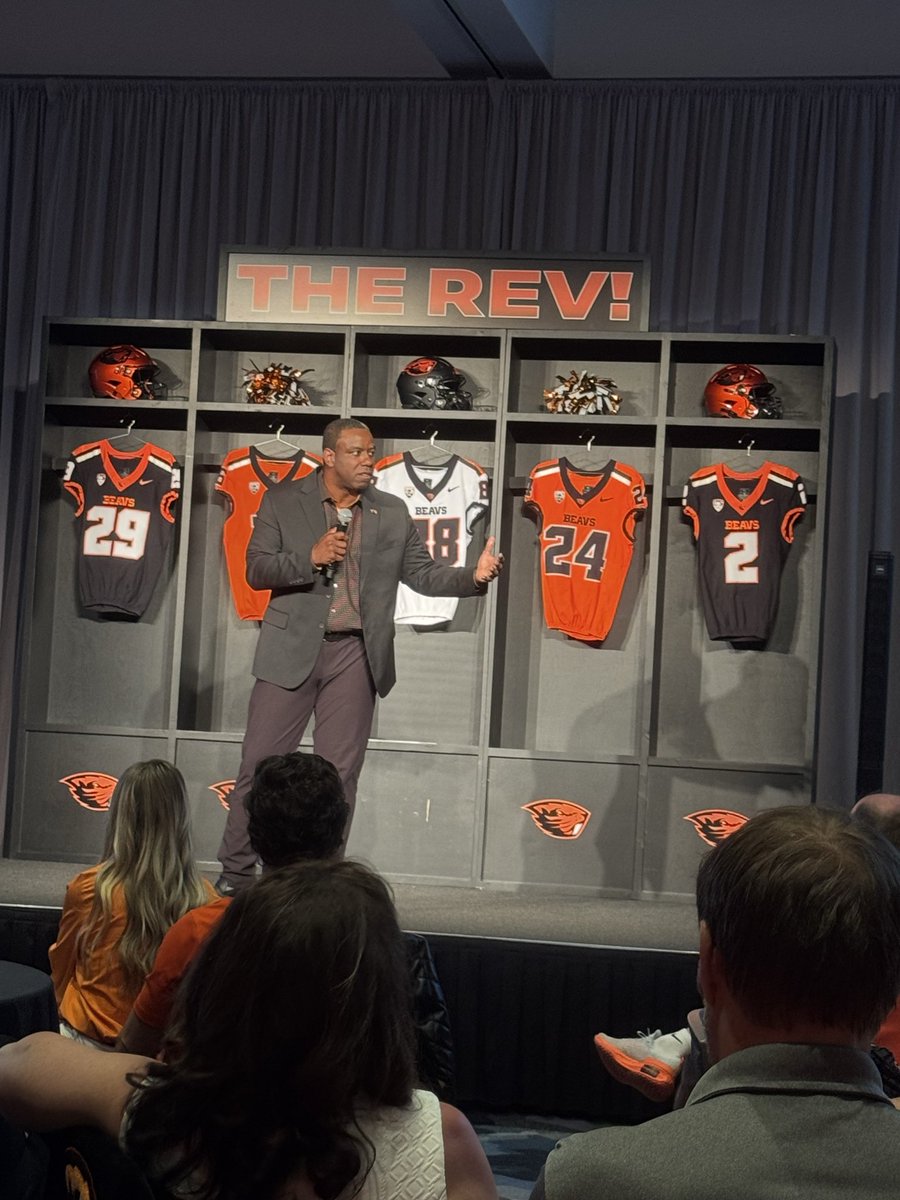 BSusannaMeeks's tweet photo. 🧡🦫About last night! The REV for Beaver football! 🏈 Very excited for the players to have such a fired up coaching staff. Coach Shep is an insanely motivated human! Enjoyed his talk, meeting coaches &amp; players and talking with fellow Beaver Nation attendees! 🧡🦫 https://t.co/qTKTJjGbkD