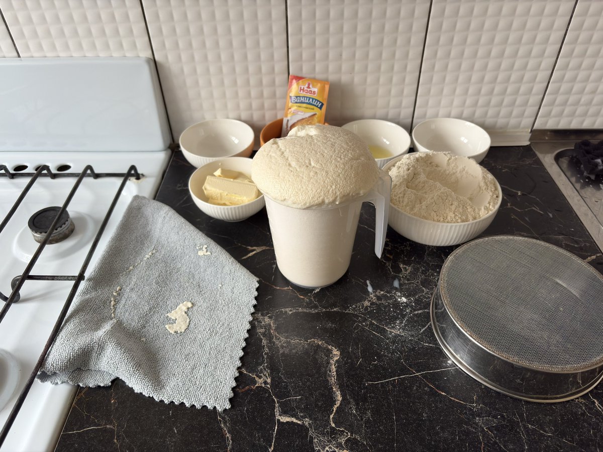 Весь день занимался куличами и яйцами, как будто я такой ярый христианин 😁
Первый раз кстати пёк их с нуля, опару даже ставил, и пшено сам красил. 
А у вас там что напеклось/накрасилось?