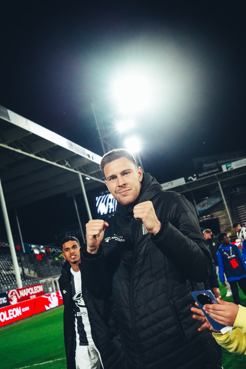 SportCharleroi's tweet photo. Bien dormi et vous ? 🥐☕️
#CHAANT #NapoleonScore ⚫️⚪️ https://t.co/OXt9TKBAQQ