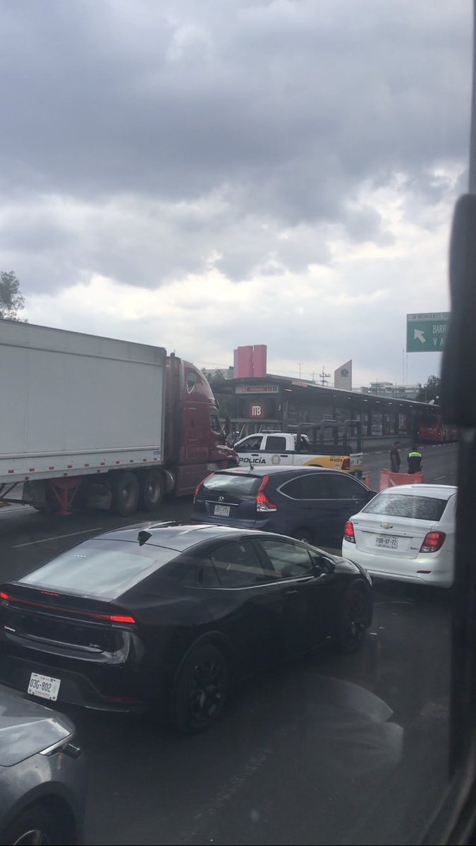 RedVialRC's tweet image. Se mantiene el cierre de Insurgentes a partir de Periférico al norte por manifestantes casi con el Eje 10 Sur. Mucho tráfico en la zona y con amenaza de lluvia. @Joya937FM @RadioCentroMX @universal881fm @alfa913fm @laz1073fm @laoctavadigital