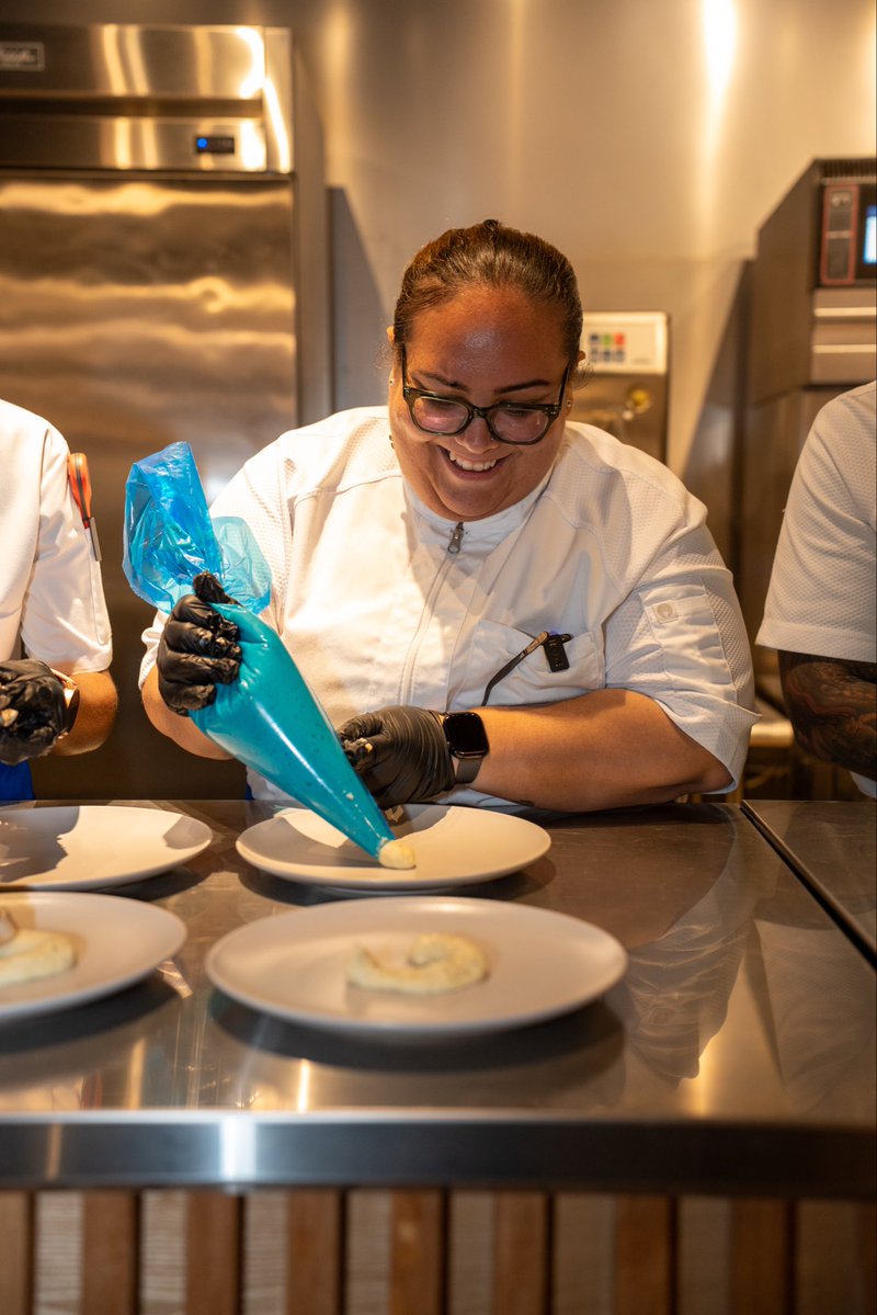 chefbrigetterj's tweet image. 𝐅𝐫𝐨𝐦 𝐒𝐭𝐚𝐫𝐭 𝐭𝐨 𝐅𝐢𝐧𝐢𝐬𝐡 

Sous-vide geera-spiced chicken roulade, silky breadfruit purée, charred pineapple relish, kuchela beurre blanc, chicken skin glass and a rich dark rum glaze.

#tasteoftrinidad #meltingpot #trinifoodreimagined #caribbeanchef