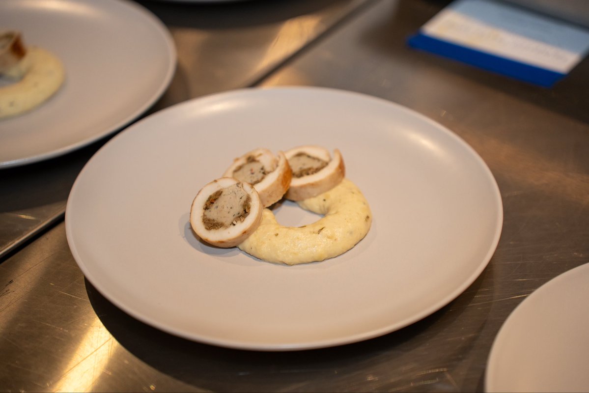 chefbrigetterj's tweet image. 𝐅𝐫𝐨𝐦 𝐒𝐭𝐚𝐫𝐭 𝐭𝐨 𝐅𝐢𝐧𝐢𝐬𝐡 

Sous-vide geera-spiced chicken roulade, silky breadfruit purée, charred pineapple relish, kuchela beurre blanc, chicken skin glass and a rich dark rum glaze.

#tasteoftrinidad #meltingpot #trinifoodreimagined #caribbeanchef