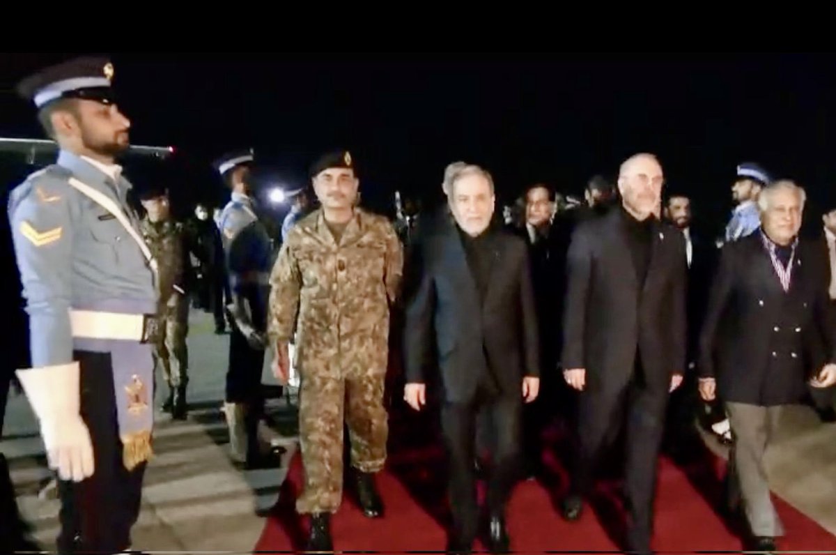 aamajnews_EN's tweet image. #PHOTOS
Pakistan’s Marshal Munir and Foreign Minister Ishaq Dar welcomed a high-level Iranian delegation led by Parliament Speaker Bagher Ghalibaf and Foreign Minister Abbas Araghchi during their visit to Pakistan.

#aamajnews
