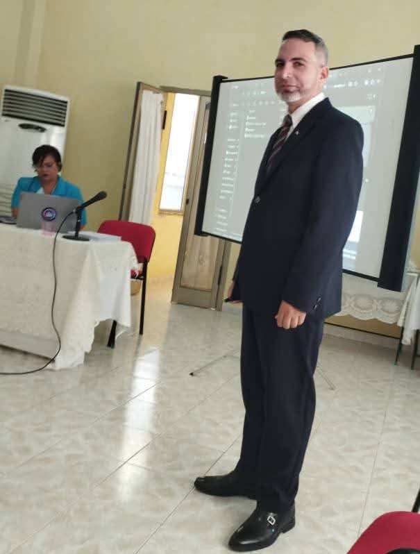 CubaMES's tweet photo. 🎓✨ ¡Muchas felicidades al vicerrector primero de la @Universidad_UDG Wilfredo Castro Villa por haber defendido de forma exitosa en el día de su tesis de doctorado!

¡Un triunfo compartido que enorgullece a toda nuestra comunidad universitaria! 👏🇨🇺

ℹ️📷 #UDGranma 
 #Cuba https://t.co/I2KH2Ffu0G