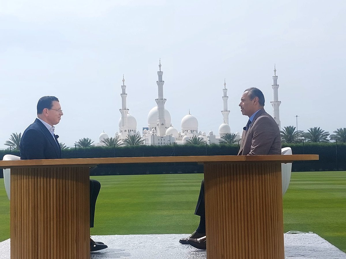 amroabdelhamid's tweet photo. عشرة أيام قضيتها في #أبوظبي لرصد تداعيات العدوان الإيراني على #الإمارات..العديد من اللقاءات أجريتها أمام وخلف الكاميرا مع إماراتيين ومقيمين من جنسيات مختلفة.. القاسم المشترك في أحاديث الجميع: شعور كبير بالثقة بعد نجاح الدولة في اجتياز واحدٍ من أخطر التحديات التي واجهتها منذ يوم التأسيس..لا يتعلق الأمر فقط بصلابة الدفاعات الجوية التي تصدت لقرابة 95% من الصواريخ والمسيرات الإيرانية، وإنما بمنظومة متكاملة، تلاقت فيها الجاهزية الأمنية مع كفاءة القرار السياسي وتماسك المجتمع بمواطنيه وضيوفه، ليتراجع تدريجياً الشعور بالخطر بعد الأيام الأولى من العدوان، وتعود الحياة تدريجياً إلى طبيعتها.
يأمل الجميع أن تنتهي الأزمة على خير..يقولون لي ذلك في كل حديث، ويضيفون: نحن في جميع الأحوال مطمئنون أن ما أُنجز خلال السنوات الماضية من قوةٍ مؤسسية واستعدادٍ استباقي كفيلٌ بالتصدي لشتى المخاطر.