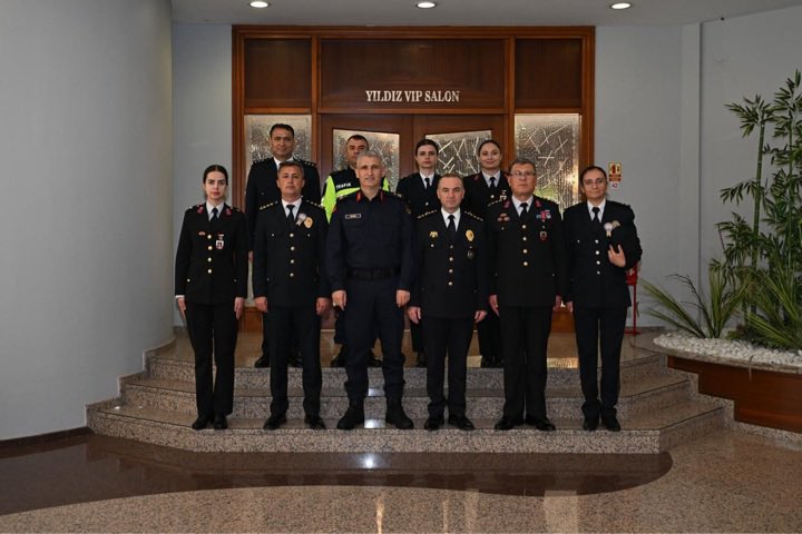 Türk Polis Teşkilatımızın 181. kuruluş yıl dönümü dolayısıyla, İl Jandarma Komutanı Tuğgeneral Mevlüt Dirim ve beraberindeki heyet, İl Emniyet Müdürümüz Sayın Yavuz SAĞDIÇ’ı Polisevi’nde ziyaret etti.

Gerçekleştirilen ziyarette Polis Haftası kutlanarak çiçek takdiminde