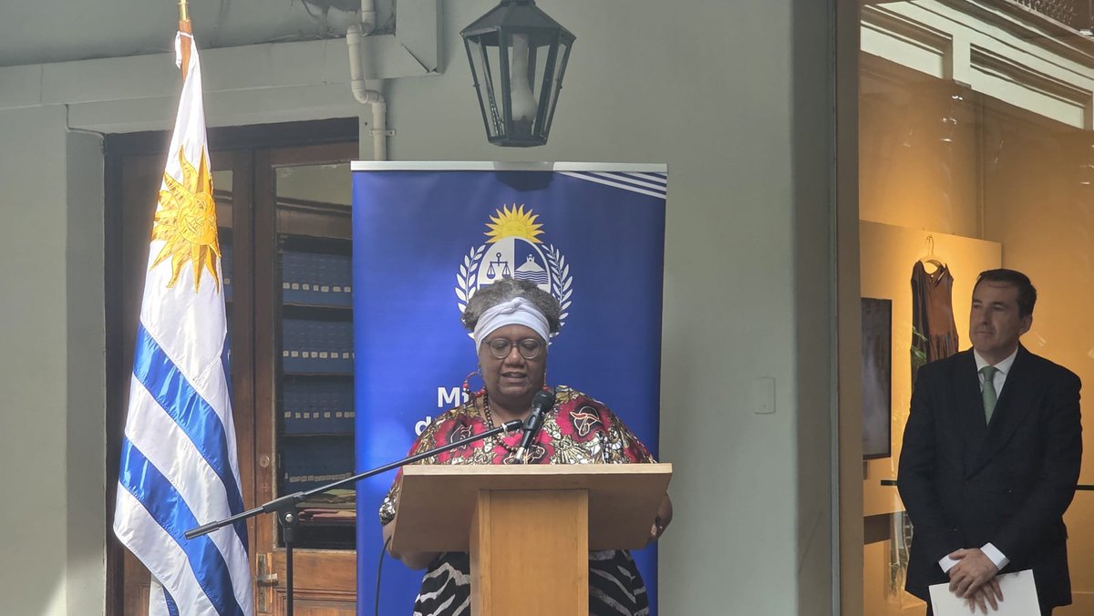 UNESCOmvdo's tweet photo. Se lanzó la exposición del proyecto “Sankofa: Cimarroneando el Archivo”, una iniciativa que articula arte e investigación para recuperar, visibilizar y resignificar las historias de mujeres afrodescendientes que resistieron la opresión y lucharon por su libertad en Uruguay🇺🇾

La muestra reúne a cuatro mujeres que, desde las artes visuales y la investigación, se adentran en archivos coloniales para recuperar historias de mujeres que se liberaron a sí mismas mediante la fuga.Historias que resuenan con las propias. Un camino que comenzó en 2024 y hoy se vuelve exposición en la @Cancilleriauy.

📍 Palacio Santos, Montevideo
Una invitación a mirar, sentir y reescribir.

🤝 El proyecto cuenta con el apoyo de la UNESCO Montevideo, @UNFPAuruguay, The British Academy, @MEC_Uruguay, @midesuy, @montevideoIM y el Archivo General de la Nación.

🎫 Entrada libre y gratuita hasta el 22 de abril
🕙 De 10 a 16 hs