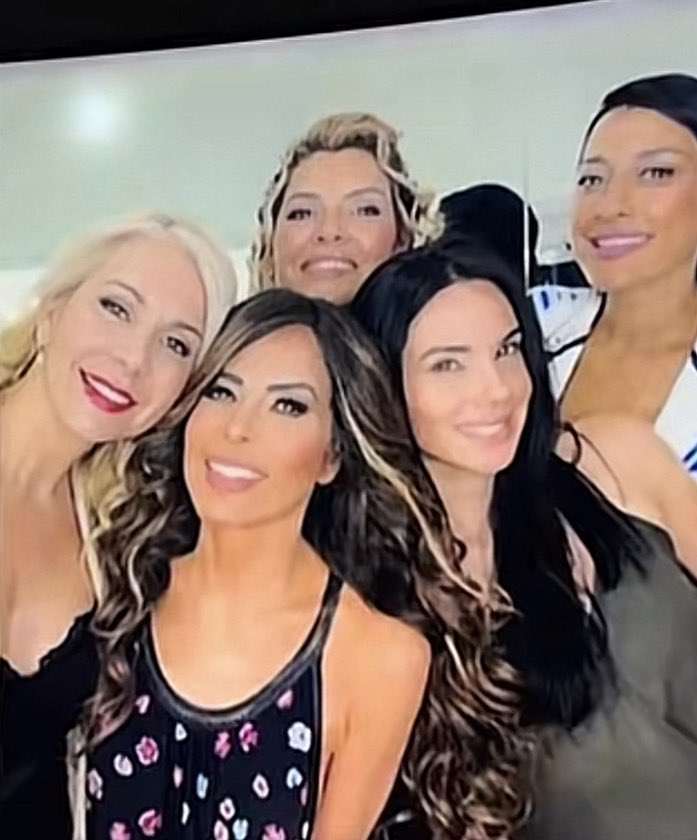 Me da coraje ver como Gloria les confío su cariño, les fue leal pero algunas de ellas no supieron valorar a mi Gloria hermosa. Ellas tan cerquita de Gloria que no se lo mereceeeen.🥲 tqm Glorita, no estás sola.🫶🏽✨💖