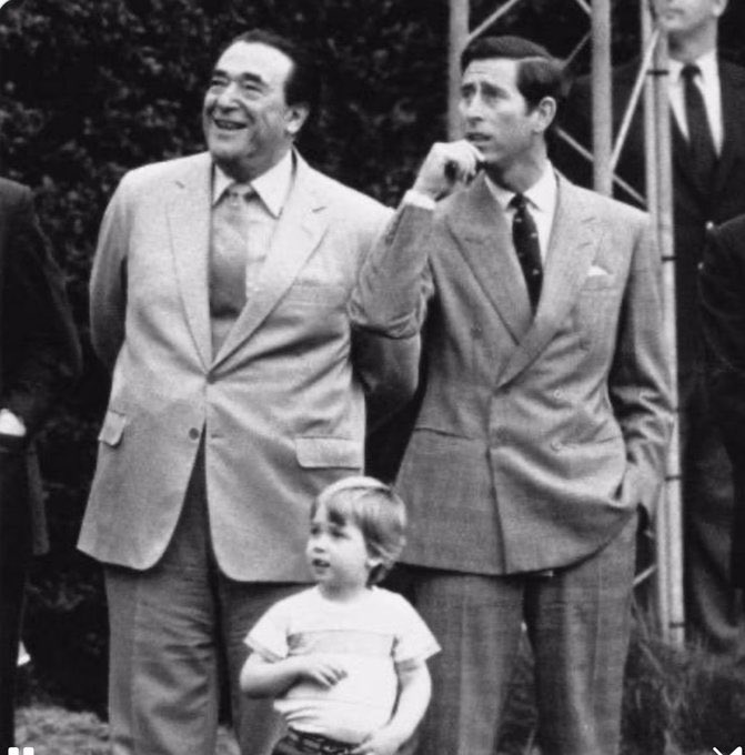 EscadaAlain_Off's tweet image. Les ramifications sont beaucoup plus complexes que beaucoup ne l'imaginent.  Voici Robert #Maxwell, le père de Ghislaine avec le prince Charles, aujourd'hui roi, et le prince William au début des années 80. Maxwell était agent du #Mossad.