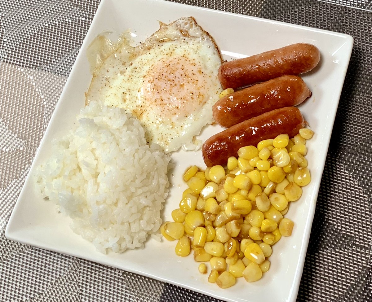 ＠もつ tweet media