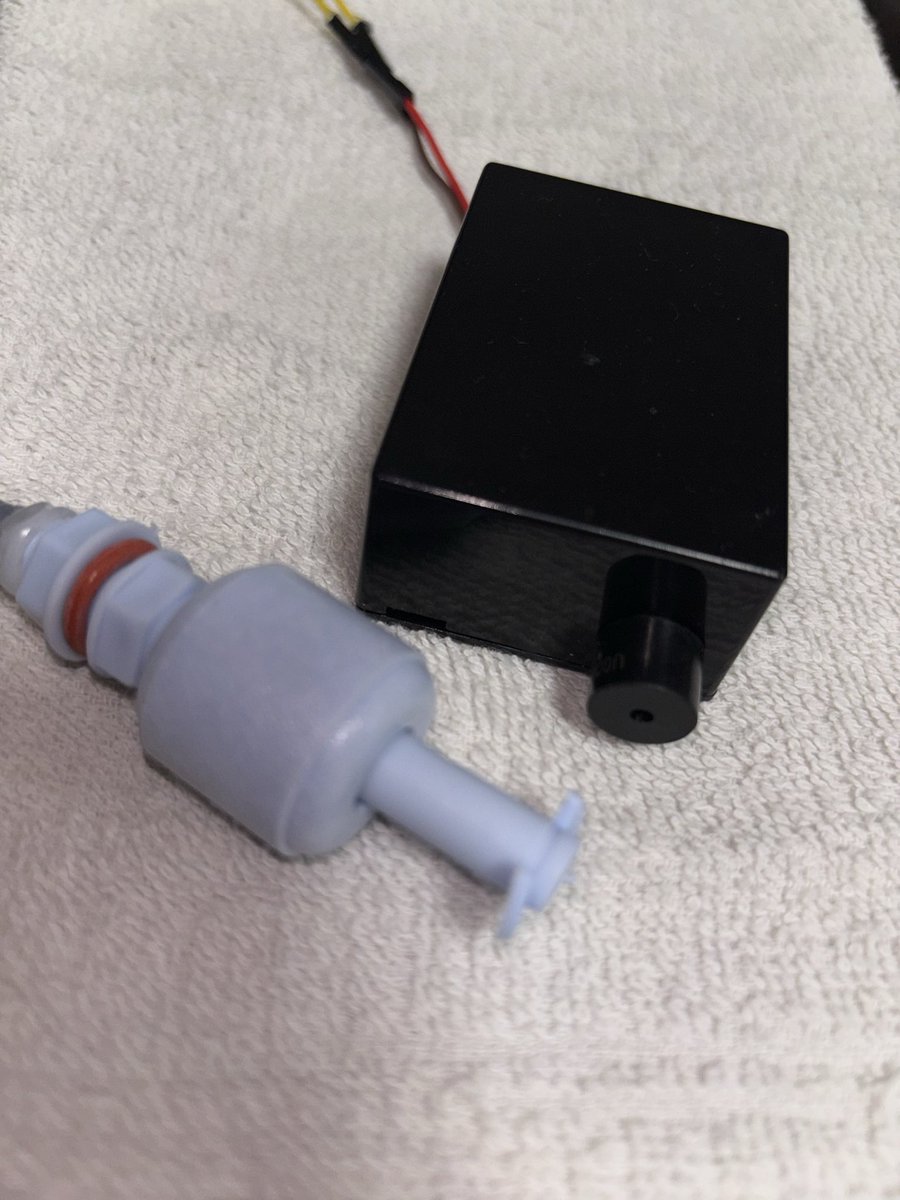sappli_llc's tweet photo. 【水漏れ警報ガジェット】試作品🔧

水位センサーが水の異常を検知
3分間水が戻らなかったらアラーム🔔

✅トイレのタンク故障に対応
✅お風呂にも？
✅電池式・配線不要で設置簡単

電子工作はじめてだが、ちゃんと動いてる🎉
目指せ製品レベル💪

#IoT開発 #節水 #水道代 #ガジェット開発 #水漏れ https://t.co/zSVCnsrvCS