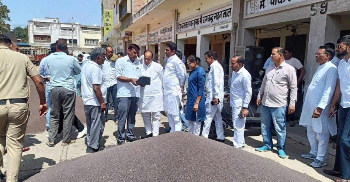 pardeepcong's tweet photo. मंडी में स्थानीय विधायक के साथ गेहूं खरीद-फरोख्त का जायजा लिया और किसानों से सीधी बातचीत की।
जमीन पर सच्चाई कुछ और ही है — किसानों को अपनी फसल का सही दाम पाने में अभी भी परेशानी हो रही है। व्यवस्थाओं की कमी, भुगतान में देरी और अव्यवस्था साफ दिखाई दे रही है।
ऊपर से किसानों को ट्रैक्टर के नंबर प्लेट और बायोमेट्रिक जैसी प्रक्रियाओं में उलझाया जा रहा है, जो इस खराब मौसम में और भी ज्यादा परेशानी बढ़ा रही हैं। बारिश और मौसम की मार झेल रहे किसान के लिए ये नियम बोझ बनते जा रहे हैं।
हरियाणा में भाजपा सरकार बड़े-बड़े दावे जरूर करती है, लेकिन हकीकत मंडियों में नजर आ जाती है। किसान आज भी अपनी मेहनत का पूरा हक पाने के लिए जूझ रहा है।
कांग्रेस हमेशा किसानों के साथ खड़ी थी, है और रहेगी। किसान मजबूत होगा तो देश मजबूत होगा।
#किसान_हित #मंडी_सच्चाई #हरियाणा #Congress