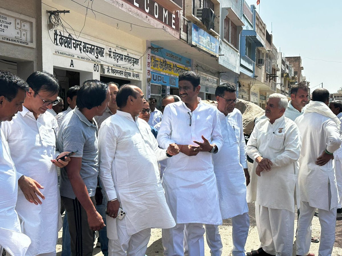 pardeepcong's tweet photo. मंडी में स्थानीय विधायक के साथ गेहूं खरीद-फरोख्त का जायजा लिया और किसानों से सीधी बातचीत की।
जमीन पर सच्चाई कुछ और ही है — किसानों को अपनी फसल का सही दाम पाने में अभी भी परेशानी हो रही है। व्यवस्थाओं की कमी, भुगतान में देरी और अव्यवस्था साफ दिखाई दे रही है।
ऊपर से किसानों को ट्रैक्टर के नंबर प्लेट और बायोमेट्रिक जैसी प्रक्रियाओं में उलझाया जा रहा है, जो इस खराब मौसम में और भी ज्यादा परेशानी बढ़ा रही हैं। बारिश और मौसम की मार झेल रहे किसान के लिए ये नियम बोझ बनते जा रहे हैं।
हरियाणा में भाजपा सरकार बड़े-बड़े दावे जरूर करती है, लेकिन हकीकत मंडियों में नजर आ जाती है। किसान आज भी अपनी मेहनत का पूरा हक पाने के लिए जूझ रहा है।
कांग्रेस हमेशा किसानों के साथ खड़ी थी, है और रहेगी। किसान मजबूत होगा तो देश मजबूत होगा।
#किसान_हित #मंडी_सच्चाई #हरियाणा #Congress
