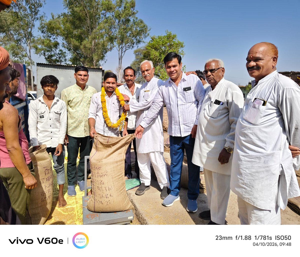 IndoreCollector's tweet image. कलेक्टर श्री शिवम वर्मा के निर्देशानुसार इंदौर जिले में समर्थन मूल्य पर गेहूं खरीदी तेज—90 केन्द्रों पर 23,390 क्विंटल उपार्जन।
RM:facebook.com/share/p/18Z7zt…

#JansamparkMP #Indore #MSP #FarmersWelfare #KisanHit #indore #इंदौर
@CMMadhyaPradesh 
@JansamparkMP 
@minmpkrishi