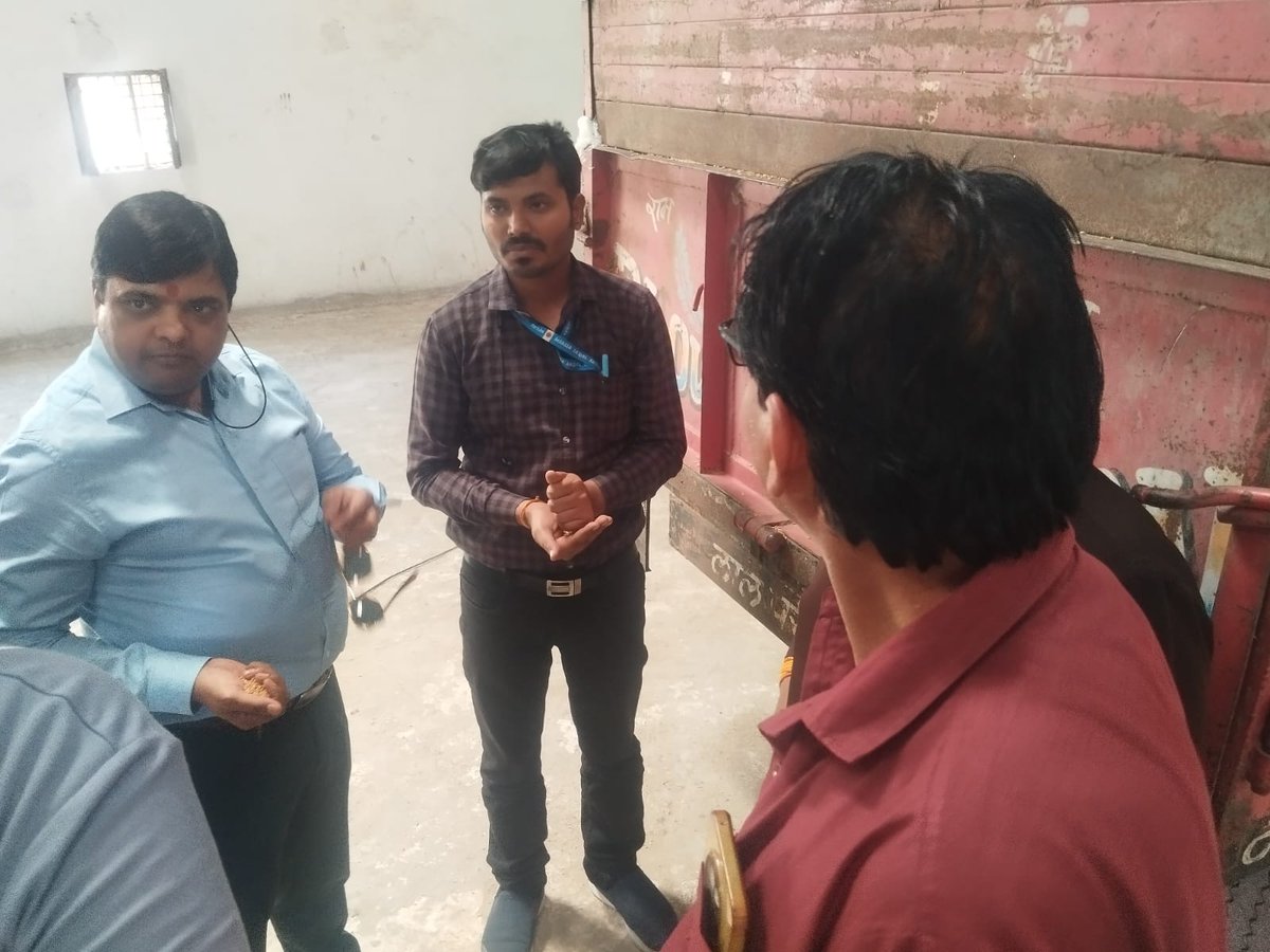 IndoreCollector's tweet image. कलेक्टर श्री शिवम वर्मा के निर्देशानुसार इंदौर जिले में समर्थन मूल्य पर गेहूं खरीदी तेज—90 केन्द्रों पर 23,390 क्विंटल उपार्जन।
RM:facebook.com/share/p/18Z7zt…

#JansamparkMP #Indore #MSP #FarmersWelfare #KisanHit #indore #इंदौर
@CMMadhyaPradesh 
@JansamparkMP 
@minmpkrishi