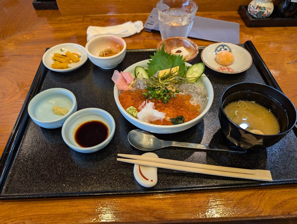 生しらすいくら丼といくか