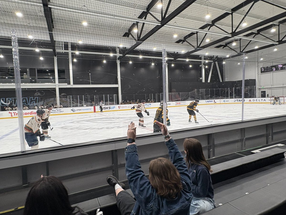 SeeJoJazz's tweet photo. #Doanhers and family supporting their official photographer’s beer league team https://t.co/vttMaivHjG