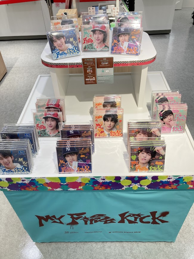 animateIS's tweet photo. \ 本日より開催❕/

「#KickFlip(キックフリップ) - #MyFirstKick / 4th Mini Album LUCKY DRAW」

1枚購入毎にラキドロコインお渡し！
2枚購入毎にポラロイドお渡し✨

豪華サイン入り特典が当たる店頭抽選会も開催中🎁
#WeFlip さんのご来店お待ちしております💗

 #킥플립 #MyFirstKick https://t.co/WmAmab710v