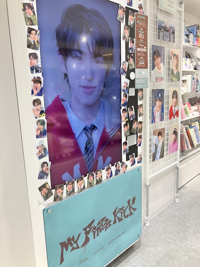animateIS's tweet photo. \ 本日より開催❕/

「#KickFlip(キックフリップ) - #MyFirstKick / 4th Mini Album LUCKY DRAW」

1枚購入毎にラキドロコインお渡し！
2枚購入毎にポラロイドお渡し✨

豪華サイン入り特典が当たる店頭抽選会も開催中🎁
#WeFlip さんのご来店お待ちしております💗

 #킥플립 #MyFirstKick https://t.co/WmAmab710v