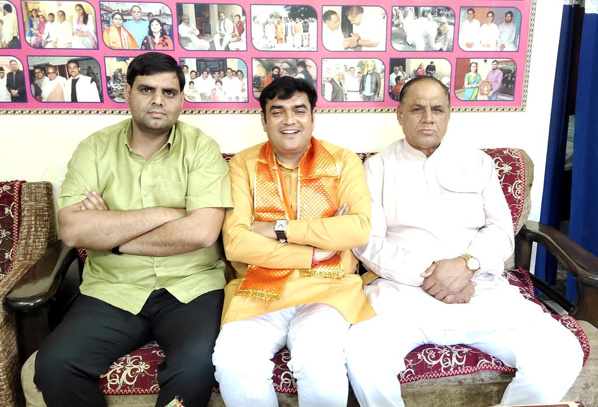 DRVIVEKPRIYAJI's tweet photo. भारतीय जनता पार्टी, मथुरा के पुनः नव-नियुक्त जिला महामंत्री बड़े भाई श्री सत्यपाल चौधरी जी (जिला पंचायत सदस्य, मथुरा) को घर आगमन पर पगड़ी पहनाकर एवं स्मृति चिन्ह भेंट कर सम्मानित किया और इस जिम्मेदारी की शुभकामनाएं दी।

#DrVivekPriyaJi #DrVivekPriyaArya  #VivekPriyaArya #tranding https://t.co/OEQNnr5lt8