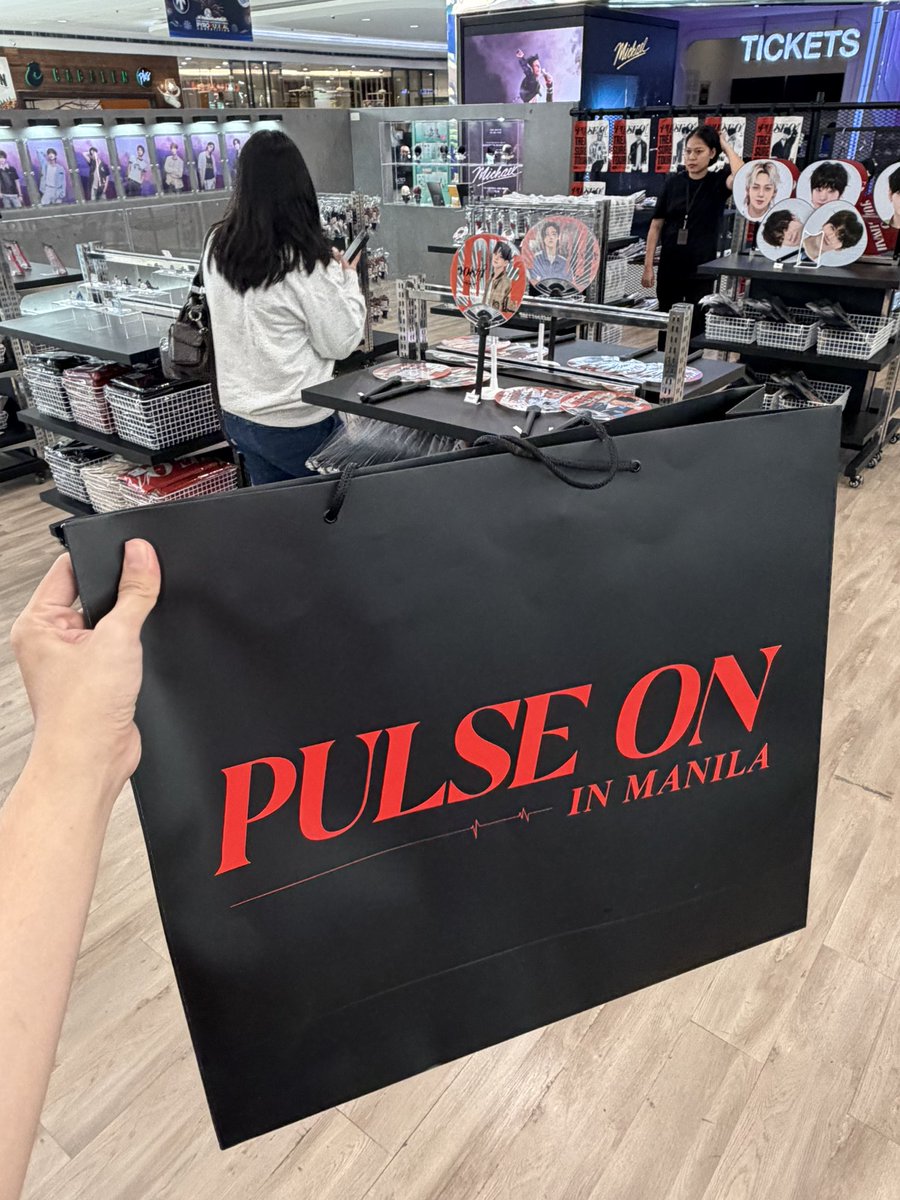 ryanjayyyy's tweet photo. I visited the Treasure Pop-Up Store in Manila on its first day and got my first budol uchiwa – it's so pretty 🤩 go visit na my co-teume, it's worth it! happy budol 🩵
 #PULSE_ON_POPUP_PH #PULSE_ON_IN_MANILA https://t.co/6hHrqCbwFM
