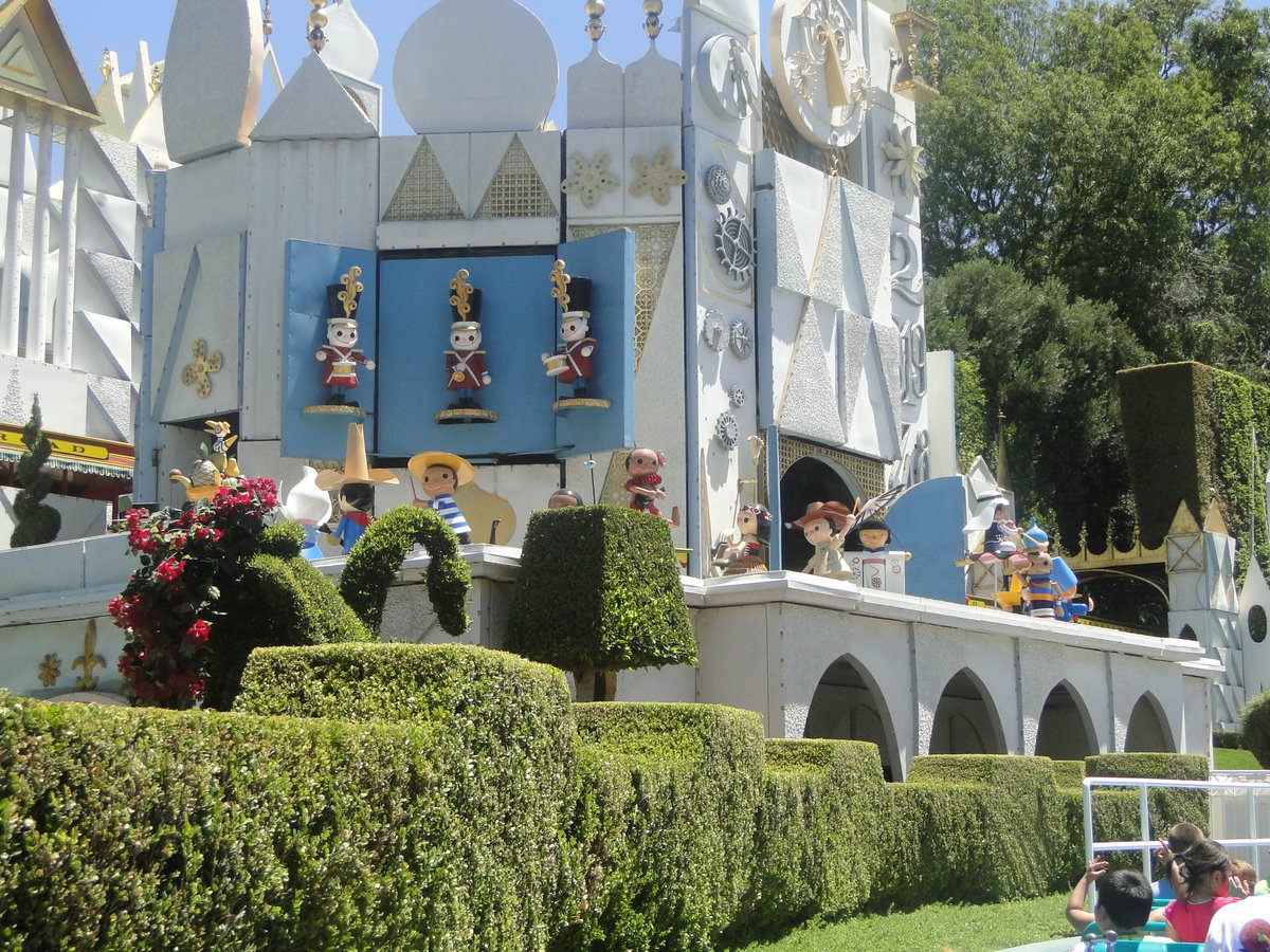 MarkWerling5's tweet image. Today in 1964, Walt Disney arrived in Flushing Meadows, New York to inspect his exhibits for the World's Fair.

My mother would attend.

Small World, later moved to Anaheim, was a big hit.  #MaryBlair #SmallWorld